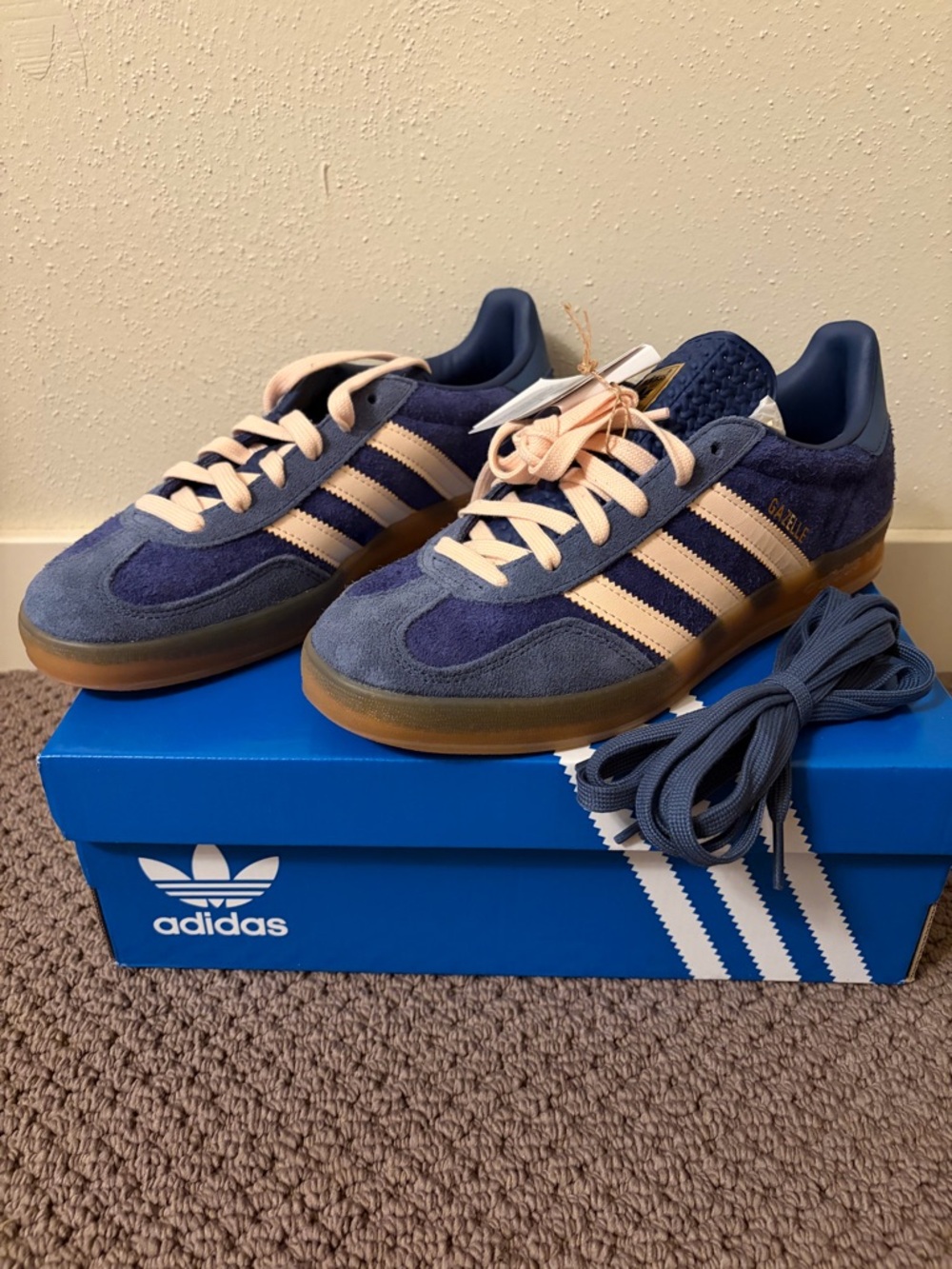 Adidas Gazelle Sneakers - NWT men’s 7.5/womens 8.5 - Picture 3 of 5